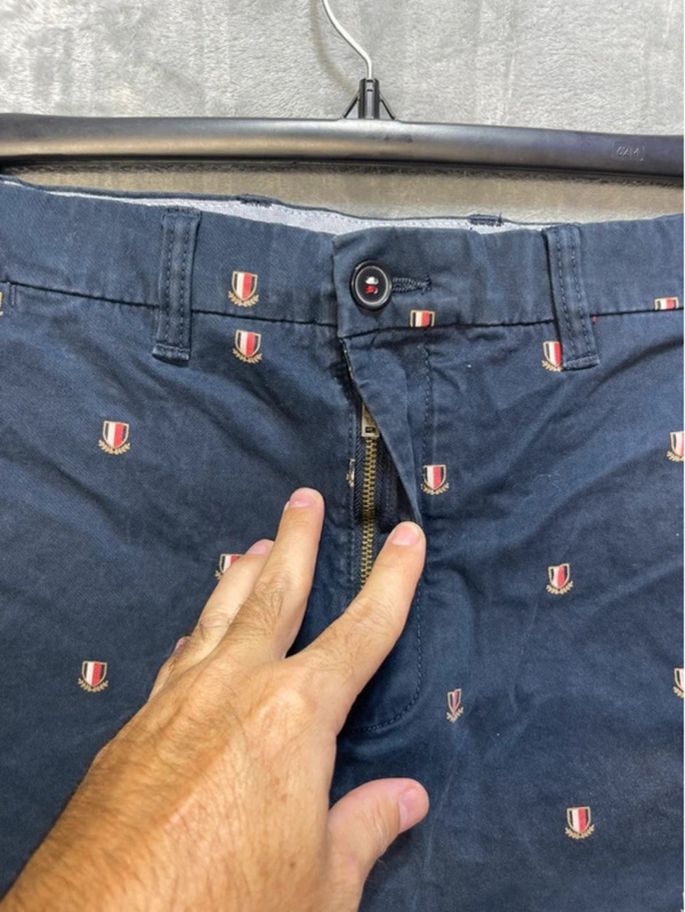 Tommy Hilfiger Mens Flat Front Chino Shorts Navy Crest Embroidered Size 40 - Picture 3 of 7